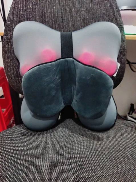 Máy chạy êm lực mát xa mạnh, thiết kế này, khi dùng dễ để lên ghế với nằm lên cũng dễ hơn. Ai bị đau lưng với đau vai gáy thì mua em nhà là thích hợp. Nhiệt hồng ngoại ấm ấm nhẹ kết hợp với mát xa hơi bị êm nha. Chốt.