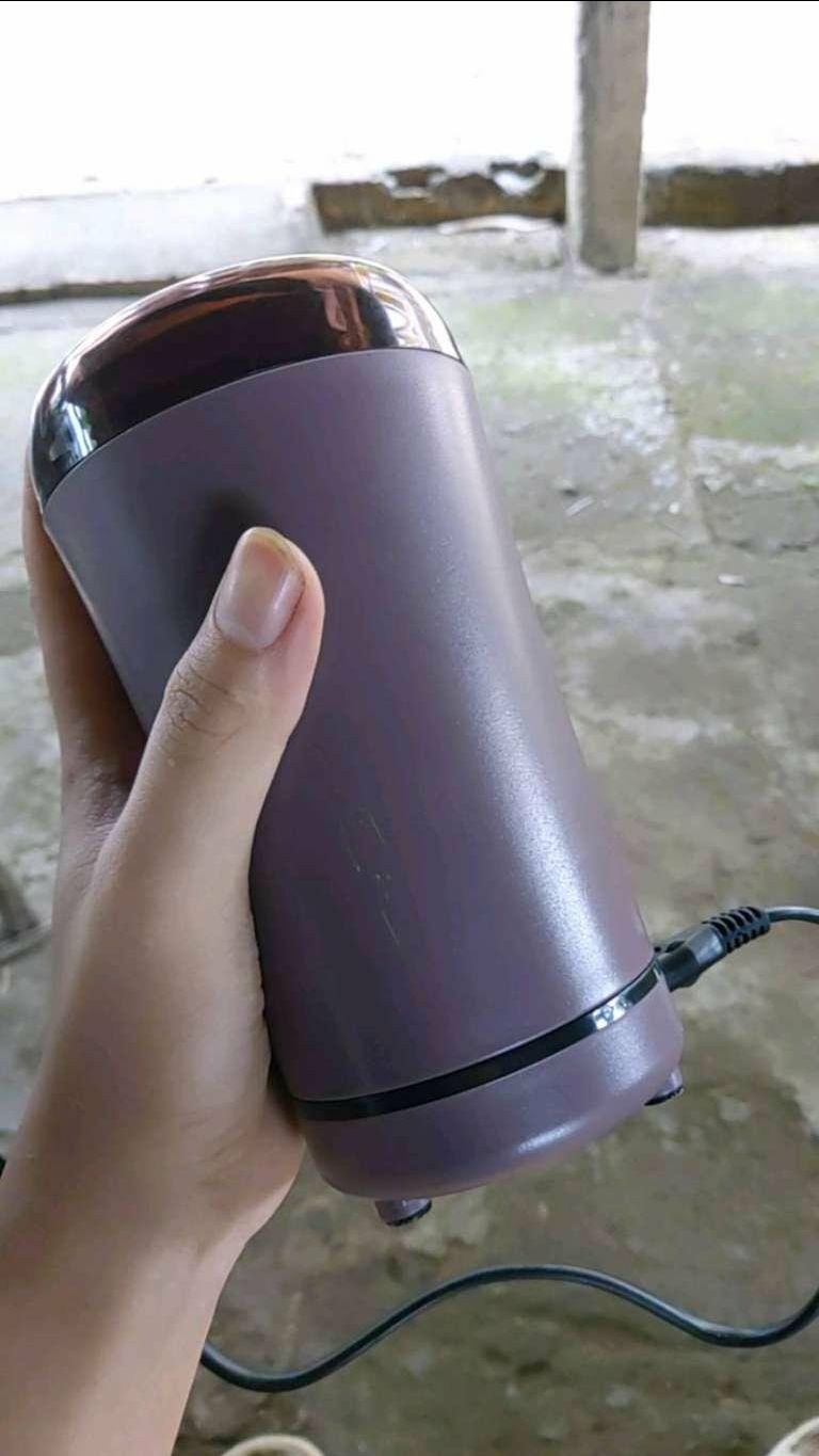 Máy nghiền rất là nhỏ nha, sử dụng tốt lắm cho nhưng người hay thịch ăn đồ xay hay có mở quán ăn nhỏ ạ, nhà mình cũng mở quán ăn sáng nhỏ lên cũng mua cho bỗ mẹ về để đỡ phải dùng tay chân ạ