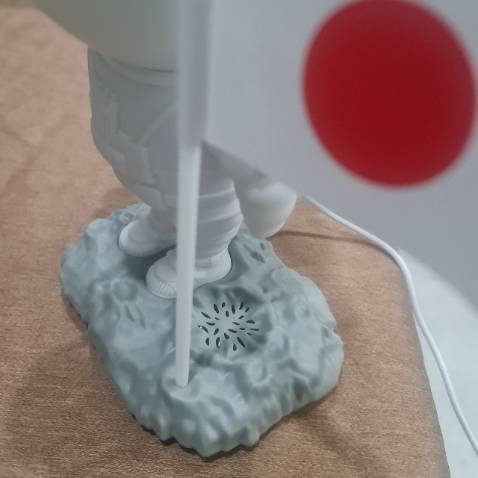 Đẹp suất xắc, có cả điều khiển từ xa sài rất tiện, để đầu bàn trang trí, lâu lâu bật nhạc kết nối với loa nghe cũng rất ok. Nói chung là đáng tiền okla