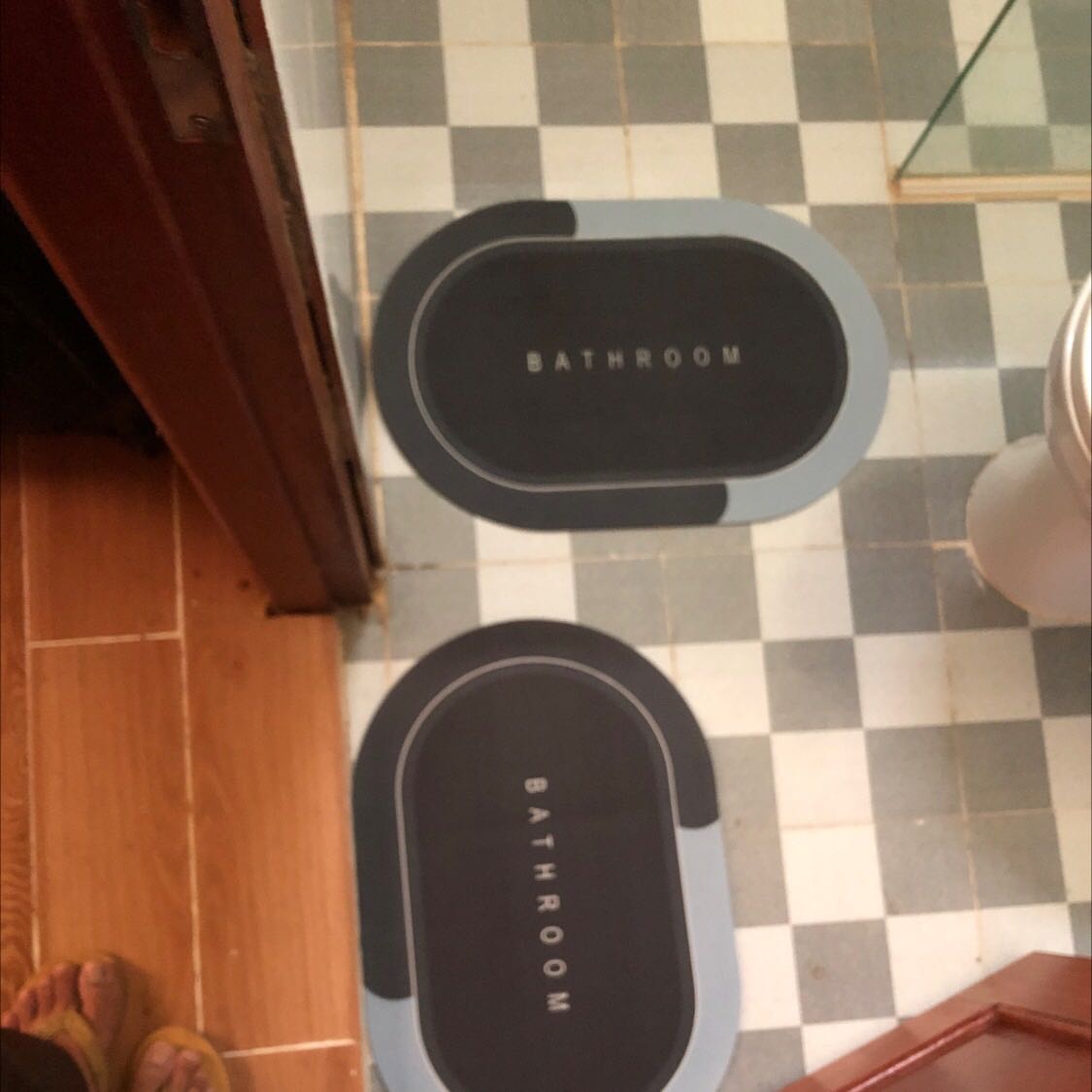 Hàng chất lượng tốt, nhưng mua 8 miếng mà giao có một chữ bathroom