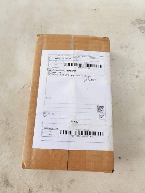 Đặt màu xanh dương giao màu đen | Ốp xong mặt kính điện thoại vẫn lồi lên khá nhiều so với khung viền, cảm giác rớt là màn hình vẫn dễ xước hay vỡ.