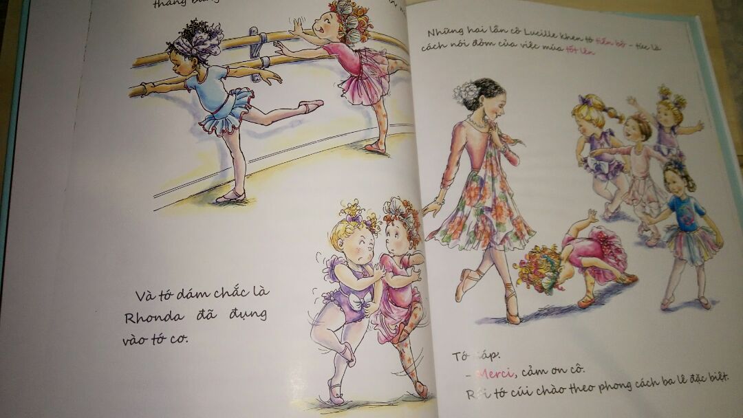Sách 32 trang in màu trên giấy bóng, bìa cứng, bìa áo được phủ nhũ. Sách được bọc màng co