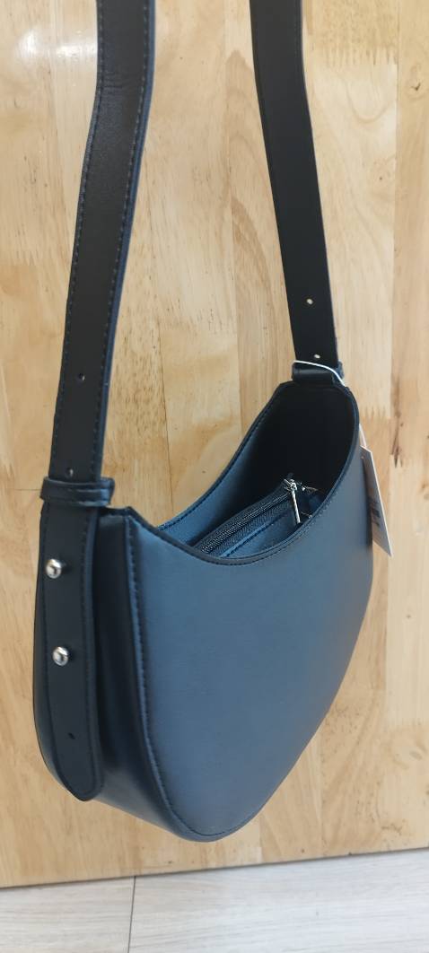 Túi đẹp hơn trong hình nhiều ạ .chất da rất đẹp nữa 
Màu đen dễ phối đồ .. thank shop nhìu ạ !