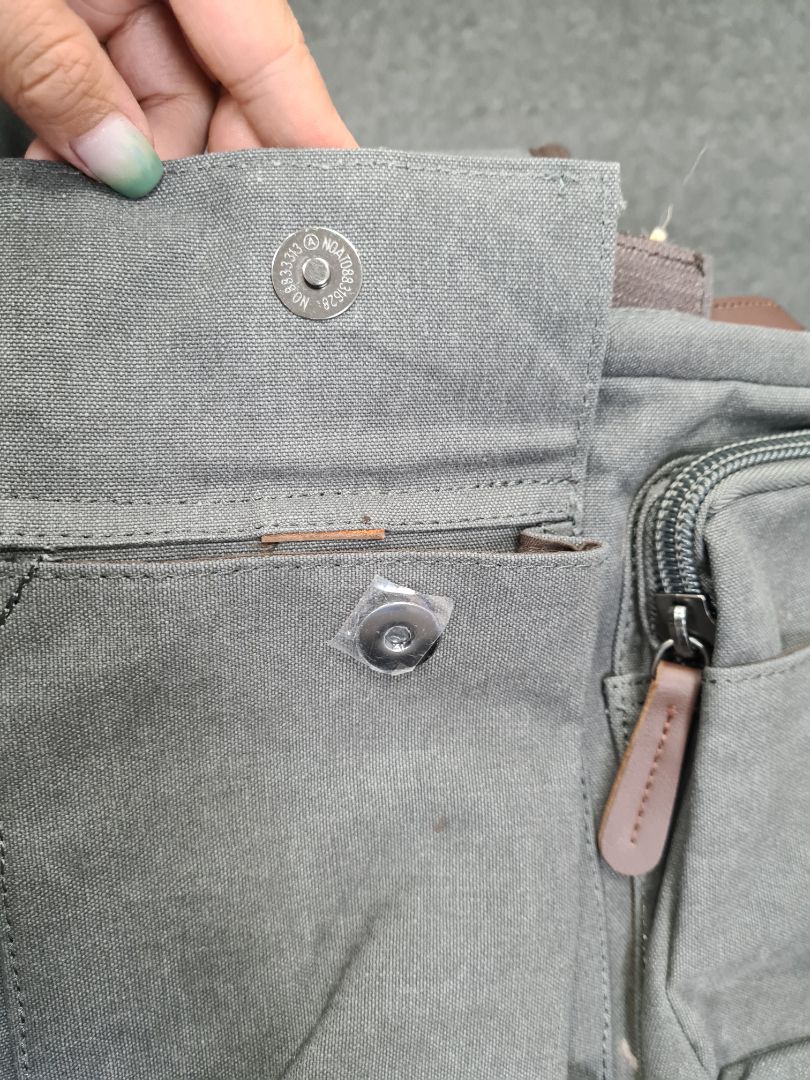 hàng may bị lệch, ko ngay. đường may xấu. thất vọng với mức giá 430k. yêu cầu trả lại hàng