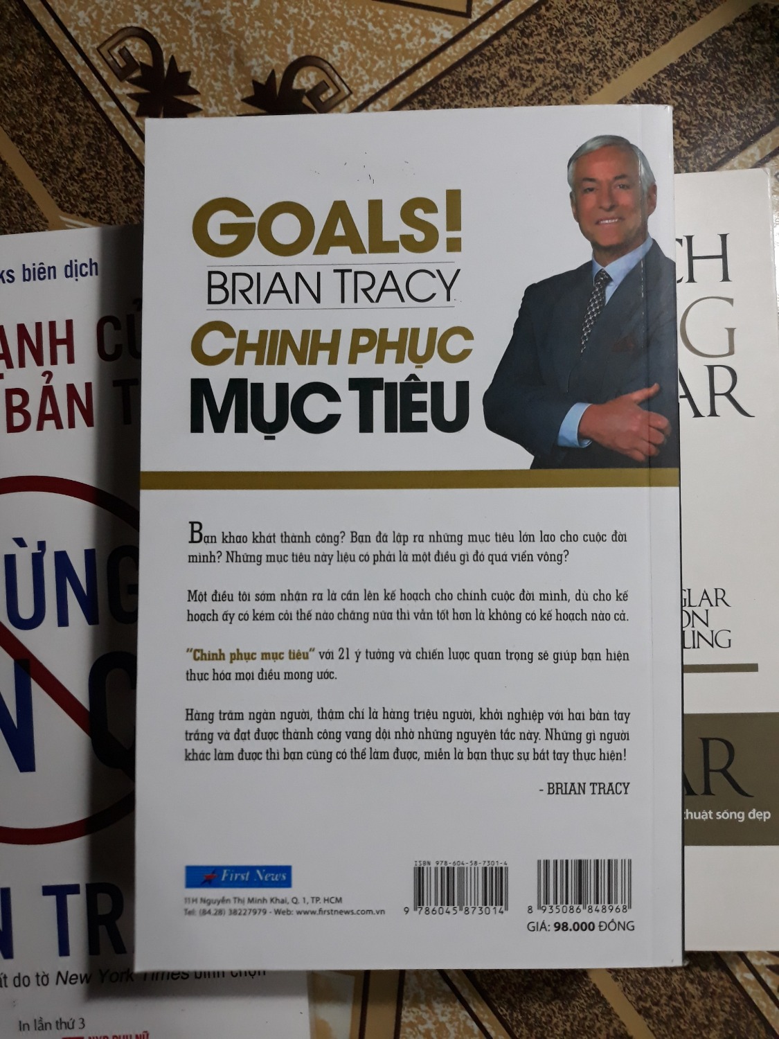 GIẤY BÊN TRONG CHẤT LƯỢNG RẤT KÉM, QUYỂN SÁCH 98.000Đ, cầm nhẹ tênh, không sử dụng được lâu. Mình mua 3 quyển thì quyển này chất lượng giấy kém nhất.