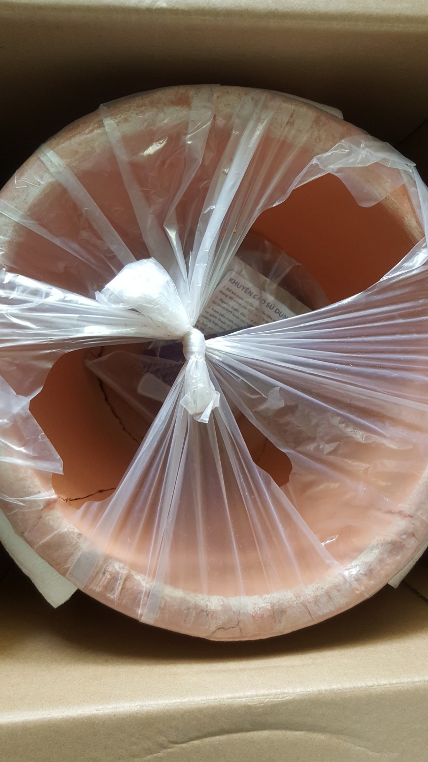 Mình là khách hàng thân thiết của Tiki. Luôn tín nhiệm đặt mua các sp giá trị hoặc hàng dễ vỡ trên Tiki do Tiki luôn đóng gói và vận chuyển hàng tốt hơn. Đây là lần đầu tiên mình thất vọng với sp do Tiki giao tới. Mình đặt đơn hàng #658189621 là 1 bình lọc gốm ngày 12/8/2019 và nhận được hàng tại địa chỉ ngày 13/8/2019. Mình đi công tác nên cuối tuần 18/8/2019 về mở sản phẩm ra thì ôi thôi lõi lọc gốm nứt vỡ làm rất nhiều mảnh dù còn nguyên hình dáng (Nếu đã tháo ra khỏi túi bọc lõi thì không thể nào xếp lại được. Mình không bao giờ đẩy trách nhiệm hư hỏng sp do sử dụng cho nhà bán hàng). Gọi tổng đài 19006035 thì được trả lời sp chỉ được đổi trong 48h. Chính sách đổi trả này bất lợi cho khách hàng hơn chính sách đổi trả của các trang TMĐT khác (7 ngày đổi trả trở lên). Lõi lọc gốm thì Tiki lại không bán. Nếu đặt trên *** thì tốn thêm 428k. Thiệt hại cho khách hàng và mình thấy cách giải quyết của Tiki chưa thỏa đáng. Theo mình trong thùng nên có thêm 1 lớp xốp để lõi lọc gốm không bị bể vỡ. Chỉ có bao xốp bongs hơi ngoài thùng là chưa đảm bảo (Việc này Tiki có thể làm hoặc phản hồi với nhà sản xuất. Người Nhật bảo quản rất tốt các sp gốm vì khi nung thành gốm đất đã chết). Với người mua, nên kiểm tra sp ngay sau khi nhận hàng để có thể đổi trả nếu hư, bể. Mình xem nhận xét thì thấy có các bạn khác gặp tình trạng tương tự. Mình ở ngay Tp.HCM và sp do Tiki giao còn vậy thì các bạn ở tỉnh nhận hàng sẽ rất dễ bị bể vỡ. Kiến nghị nhà sản xuất bổ sung xốp lót phía trong thùng.