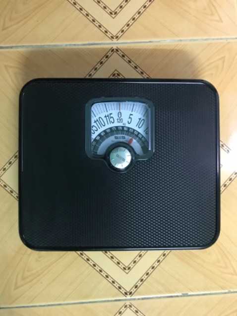 KHÔNG NÊN MUA
1. Chất lượng so với giá tiền ( không xứng) !
2. Tem ghi rõ ràng Trung Quốc mà quảng cáo ghi hàng Nhật ( z là xạo rồi)
3. Số kg hiển thị cho hàng chục chẵn thôi, ví dụ 10,20,30..kg, còn lại số lẻ là vạch nên sẽ khó xác định số kg hơn những loại khác
4. Trèo lên cân, leo xuống là cân sẽ bị lệch khỏi số “0”, mỗi lần cân là mỗi lần chỉnh
*** vì sao tui phải comment rõ như vậy vì tui hk muốn những ng còn lại phải nhận 1 sp kém chất lượng so với số tiền mình bỏ ra.