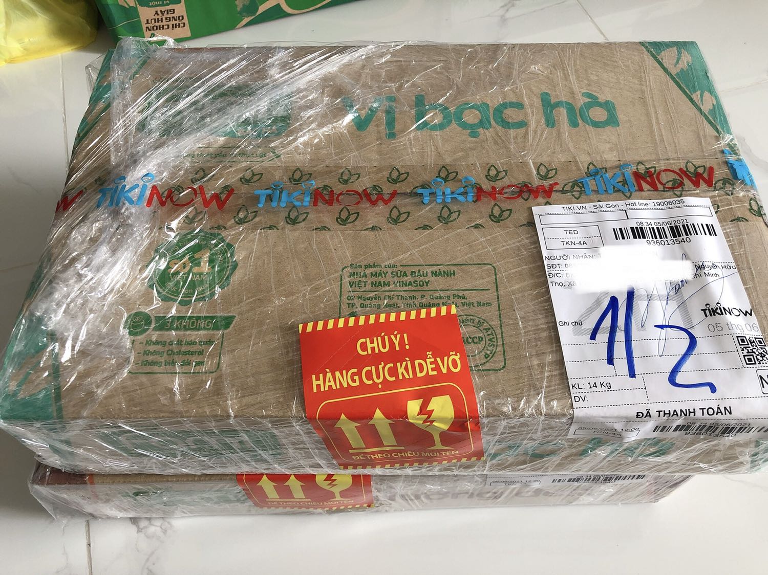 Tiki đóng gói cẩn thận, giao hàng nhanh dù hôm đó trời mưa cũng vẫn lặn lội giao đơn, mình cảm ơn rất nhiều. 

Mình mới uống vị bạc hà chứ chưa uống vị này, thấy là lạ, đỡ ngấy. Được cái date xa chứ không như lần trước mình mua, giá cũng tốt nữa.