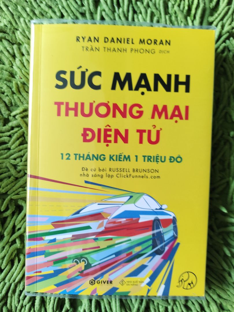 Mình sẽ review cả bộ sách ở đây luôn nhé. Rất cảm ơn NXB và các tác giả đã tạo ra bộ sách giá trị này.
Các bạn nên đọc bộ này theo thứ tự 
1. Sức mạnh của TMĐT: đây là cuốn viết sâu về cách tư duy đúng để bắt đầu xây dựng và phát triển thương hiệu khi làm TMĐT. Nội dung rất hay, tác giả viết rất chân thành. Tuy nhiên, đọc cuốn này để hiểu về cách suy nghĩ thôi chứ áp dụng vào thực tế bán hàng tại Việt Nam thì sẽ cần nghiên cứu thêm thông tin khác cho phù hợp, bản thân việc bán hàng trên Amazon và đăng ký nhãn hiệu ở Mỹ cũng tốn kém chi phí hơn rất nhiều so với bán qua Shopee, Lazada, Tiki ở VN. Sức mua bên đó cũng lớn hơn nên nhập hàng sx từ VN, TQ tạo ra tỷ suất lợi nhuận rất lớn. Bán ở VN thì khó khăn, bèo nhèo hơn rất nhiều các bạn ạ, chẳng có Kichstarter hay nhà đầu tư gieo cấy, thiên thần đâu, chuyện bán lại shop hay thương hiệu cũng khó vô cùng. Nhưng tư duy của tác giả là vô cùng phù hợp, 1 marketer, brand builder đúng nghĩa.
2. Trên lưng khổng tượng: cuốn này là cầm tay chỉ việc nè, khá chi tiết. Đọc sách này có thể cảm nhận được anh Phong là người chân thành thế nào. Sách này cũng phù hợp hơn cho những cá nhân bán hàng ít lúa, ít kinh nghiệm, mong giảm bớt rủi ro khi bắt đầu, tránh đổ nợ. Đi rất đúng tinh thần khởi nghiệp tinh gọn. Tất nhiên là vẫn có ít nhiều khuyết điểm nhưng tìm được tác giả viết chân thành, không giấu nghề như này hiếm lắm. Mình rất quý anh Phong từ 3 năm trước khi đọc cuốn Khởi nghiệp bán lẻ, lúc đó mình bắt đầu khởi nghiệp siêu nhỏ với sp đầu tiên.
3. 10 quy luật TMĐT: cuốn này mục lục nội dung rất tốt nhưng đọc vào chi tiết Thất Vọng Vô Cùng. Đây là tâm sự thật của 1 đọc giả thật sự cần kiến thức hữu ích để khởi nghiệp TMĐT. Sách này không viết cho cá nhân khởi nghiệp ít vốn đọc mà viết cho chủ doanh nghiệp nhiều lúa. Sao thế? Tình huống dẫn chứng toàn là Apple, Samsung, Xiaomi,... Sao tác giả không dành thời gian trao đổi với anh Nam, chị Linh chủ shop lớn người Việt đang thành công trên sàn XYZ, khởi nghiệp với chỉ vài chục triệu, làn mò học hỏi, tìm cách áp dụng 10 quy luật này như nào để anh chị em độc giả nhìn vào mà học hỏi. 10 quy luật rất đúng nhưng chi tiết phân tích này là của 1 người làm báo về kinh doanh, công nghệ ngồi đọc thông tin thứ cấp trên internet, báo mạng, tổng hợp lại theo kiến thức cá nhân. Nó như là tạp chí chuyên ngành, không phải 1 cuốn sách hướng dẫn tư duy, triển khai như tinh thần của bộ sách này. Cũng không bám sát vào 3 sàn TMĐT lớn nhất VN mà lan man nói về FB, mạng xã hội. Cuốn của anh Phong đã phân tích rồi, mạng xã hội chỉ mang tính hỗ trợ xây dựng hình ảnh và kéo traffic, không phải nên chốt đơn kiếm lúa chủ lực đâu, trừ khi làm sp có tỷ suất lợi nhuận cao, có tiền đầu tư xây dựng thương hiệu, hình ảnh như làm thời trang cao cấp chẳng hạn. 3 năm trước mình và các bạn cùng lứa khởi nghiệp mạng xã hội bán còn ổn ổn, giờ thì không nhé, nó là nơi đốt tiền để làm branding, kéo traffic. Cuốn này nên được viết với tinh thần 1 doanh nhân đi trước nhiều kinh nghiệm, chia sẻ kiến thức trải nghiệm thực tiễn cho thế hệ trẻ như 2 cuốn trên chứ đừng chung chung như thế. Bạn nào bảo chiến lược thì chung chung là chưa đọc sách chiến lược đủ nhiều, hãy tham khảo bộ Strategyzer thử. Ơ sao chê nhiều mà cho 5 sao. Mình trân trọng công sức của  đội ngũ The Giver và tác giả. Hy vọng cuốn này sẽ được viết lại cho người bán VN ít vốn đọc.
4. Cuốn tổng quan sàn TMĐT: nội dung cuốn này không mới nhưng sẽ tiết kiệm thời gian tra google của bạn khi tìm hiểu 3 sàn. Mình đã mất 2 tuần tự học chi tiết về sàn SP trên google nên nếu đọc cuốn này sớm hơn sẽ đỡ khổ. Lý do mình mua cuốn này là vì khóa học nhập hàng TQ, khoá học dạng này bên ngoài bán đắt lắm, được tặng kèm sách nên mình rất vui. Bìa cuốn này có bị lỗi gập giấy, tưa giấy 1 2 trang nhưng không ảnh hưởng nội dung nên không sao.
Mình muốn gửi lời cảm ơn chân thành tới tất cả mọi người vì đã tạo ra bộ sách này  vào thời điểm mình khó khăn nhất trong cuộc sống, bắt buộc phải trau dồi kiến thức về TMĐT để tránh thất bại lần này. Nếu không thành công tài khoản ngân hàng của mình sẽ về 0 và buộc phải đi làm thuê lại. Đó sẽ là thất bại đau buồn nhất trong cuộc sống của mình. Dù 3 năm qua khởi nghiệp thiếu sót nhưng vì bám theo tinh thần khởi nghiệp tinh gọn nên sau dịch mình chưa tới nổi phá sản, nợ nần. Hy vọng trời không phụ lòng người, mình không muốn quay lại chuỗi ngày làm thuê buồn tủi, năm nay mình 27 tuổi rồi, mong có được thành công lần đầu.