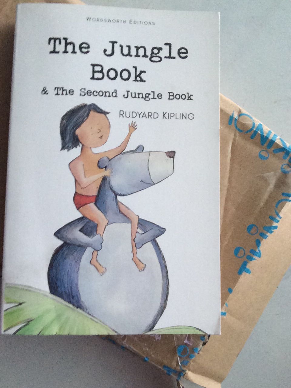 Mình thấy dạo gần đây mình mua hàng ,sách toàn bị sước ,hơn bẩn và bị gấp  ở cạnh sách  . Con chất liệu sách cầm vô khá nhẹ ,giấy mình thấy hơi mỏng , bìa sách đẹp .Còn về nôi dung thì mình vẫn đang đọc do mình khá *** tiếng anh nên đọc rất lâu ,có thể củng cố cho mình rất nhiều từ vựng và cấu trúc  .mình có chụp 1 số ảnh vì khi mua mình k thấy hình nên rất lo nhưng ảnh hơi mờ . Nhưng theo mình thấy sách hợp với túi tiền và các bạn nên mua chỉ vận chuyển đơn hàng cửa mình hơi ẩu và sách không được bọc linông vây thôi.