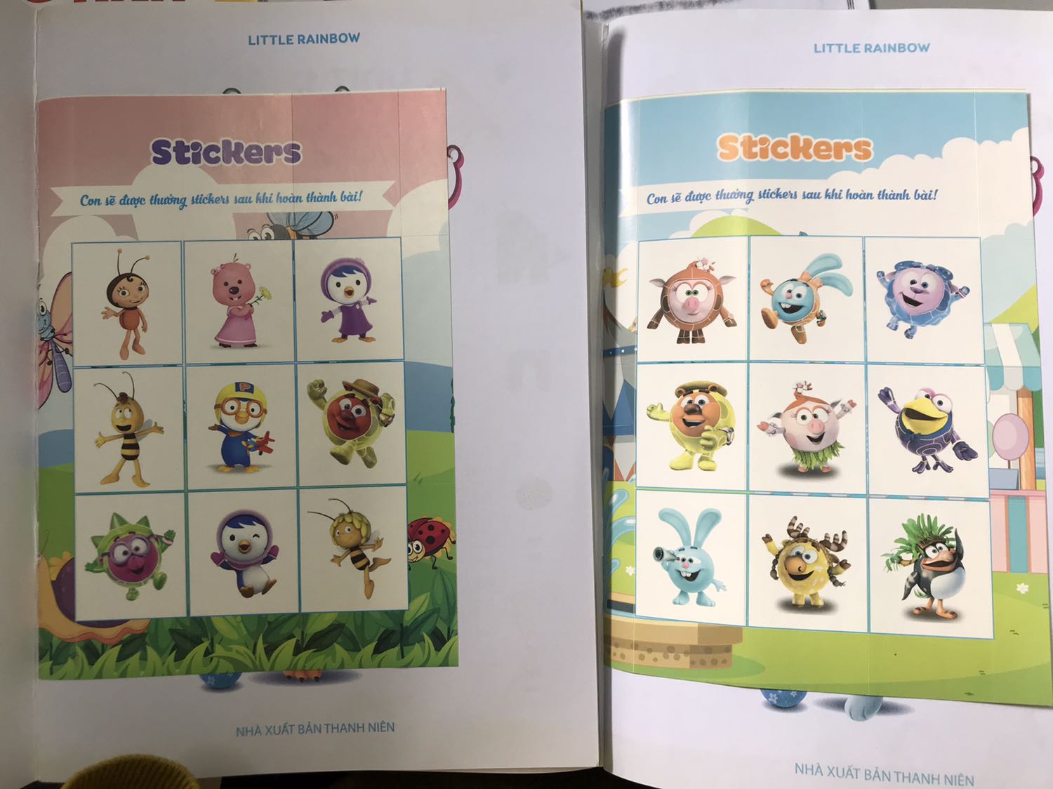 Bộ sách có 2 quyển, tổng là 26 chủ đề tương đương với 26 chữ cái. Nội dung nhẹ nhàng giúp bé vừa làm quen vs bảng chữ cái vừa tích luỹ thêm từ vựng đơn giản, có sticker cho bé dán khi hoàn thành bài cũng là 1 điểm rất hay của sách. Bản thân mình mong muốn font chữ ở sách là chữ thường như các bé phải luyện viết trên lớp chứ không phải chữ in thường như các bạn nước ngoài và có thêm phần phiên âm cho các từ để bố mẹ có thể dễ dàng hơn trong việc dạy con phát âm.