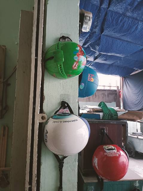 Lần đầu mua 1 cái về ráp cũng OK.
Lần thứ hai mùa về dở quá.
Thanh nhôm ngắn, ko đúng kích thước.
Miếng nhựa mới vặn vào đã bể.
Giờ xài kê tủ tạm, ko thanh sắt vậy