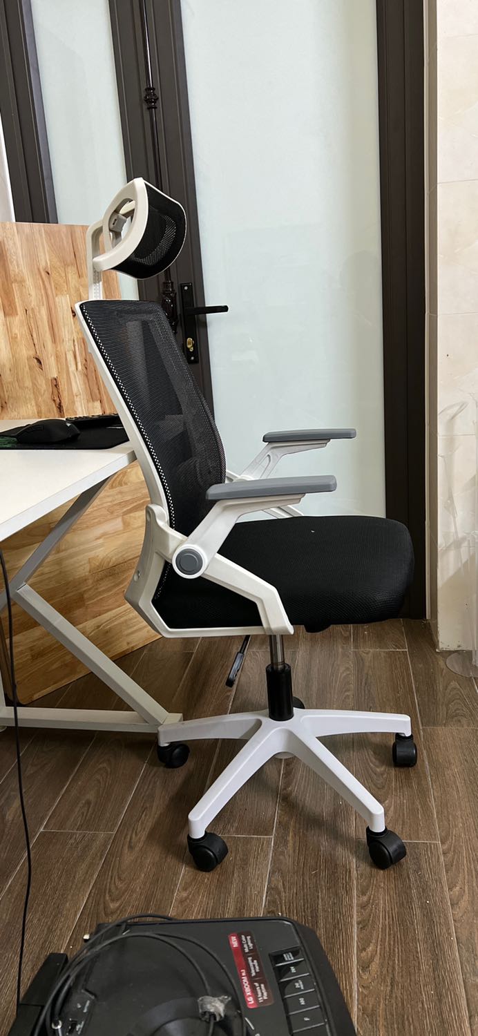 Hình thức được nhưng cảm giác ngồi không chắc chắn. Tấm đệm dưới mông ngồi lên cảm giác n ko được đều nhau về độ đàn hồi. So với tầm giá các b nên chọn ghế xuân hoà hoặc hoà phát có giá thành rẻ hơn để ngồi ko bị khó chịu.