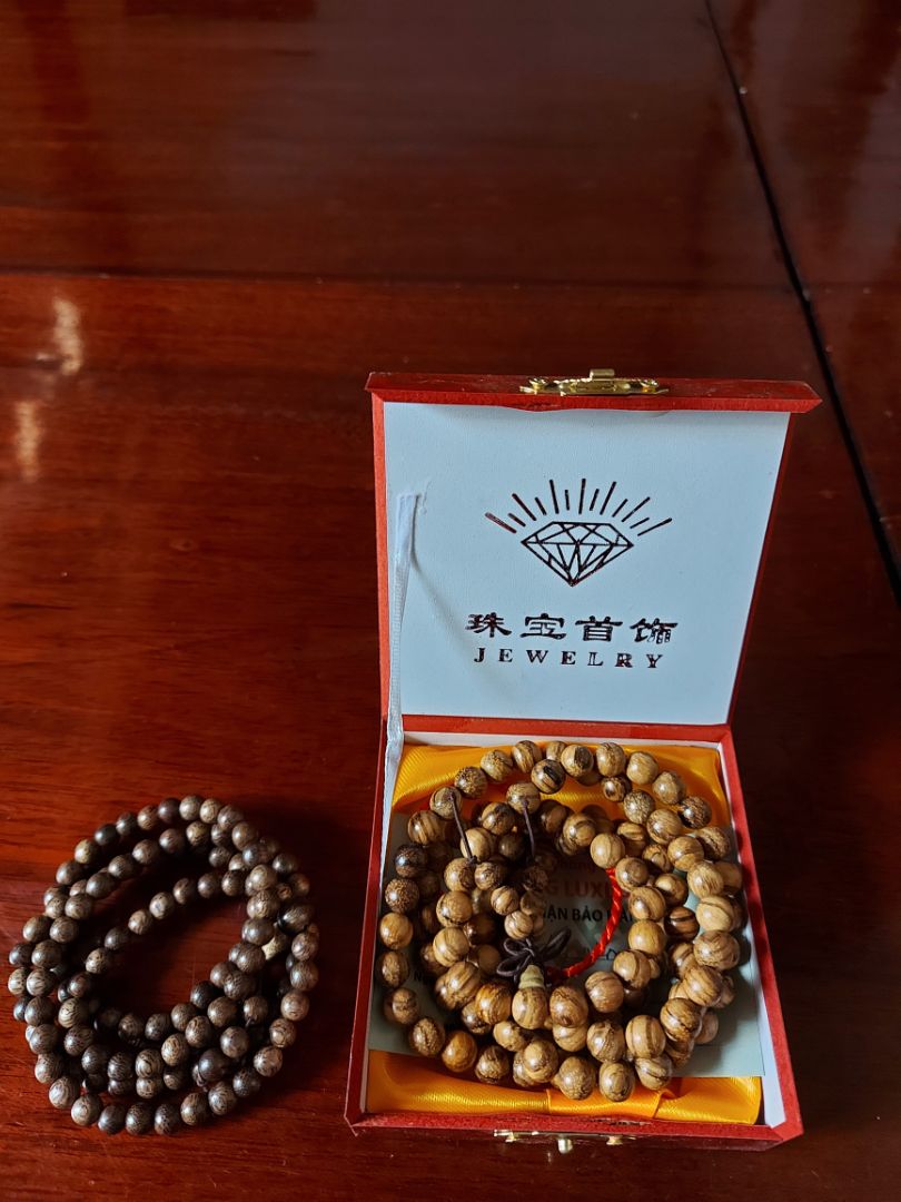chuỗi có hộp đựng rất đẹp. lịch sự. tuy nhiên k biết trầm có được bao nhiêu năm tuổi mà mùi hương nhạt lắm. k thơm như chuỗi mình mua trước 12 năm tuổi. thôi tiền nào của nấy , cũng ok chuỗi có hộp đựng rất đẹp. lịch sự. tuy nhiên k biết trầm có được bao nhiêu năm tuổi mà mùi hương nhạt lắm. k thơm như chuỗi mình mua trước 12 năm tuổi. thôi tiền nào của nấy , cũng ok