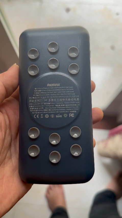 Nặng, chắc chắn, sạc qua ốp lưng rất chập chờn, lúc có lúc không. Sạc Ip 14 prmax khoảng 1 lần rưỡi là cạn pin. Hi vọng dùng bền. Cho shop 5* ủng hộ