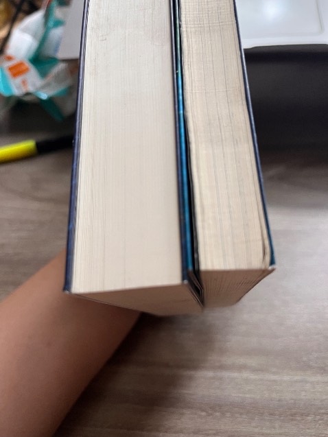 Sách bám bụi ở bìa, rìa sách bẩn và nhăn.