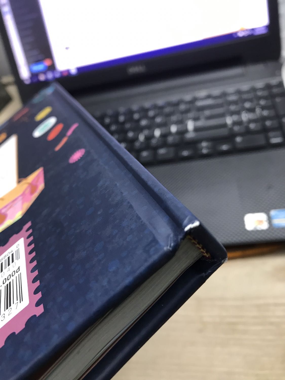 Sách lỗi. Đề nghị tiki đổi lại sách. 
Sách bị bong gáy và rời trang, góc cạnh bị sứt.