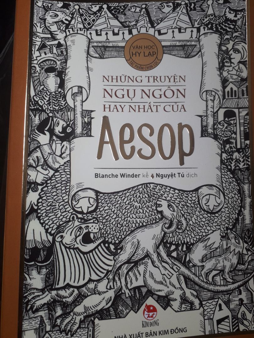 sách đẹp, mình nhìn hình thì chỉ nghĩa bìa in bình thường thôi, nhưng nhận về thì chữ Aeosop vs viền hình có nhũ vàng. Nội dung ngụ ngôn Aesop thì hay rồi, Fontaine diễn thơ trên nó mà. mình có bản pdf nhưng mua sách cho dễ đọc vs nhìn hình minh họa. Thường sẽ hay gặp thơ ngụ ngôn La Fontaine hơn, nhưng mình thích kiểu kể xuôi này hơn. Hình minh họa đẹp