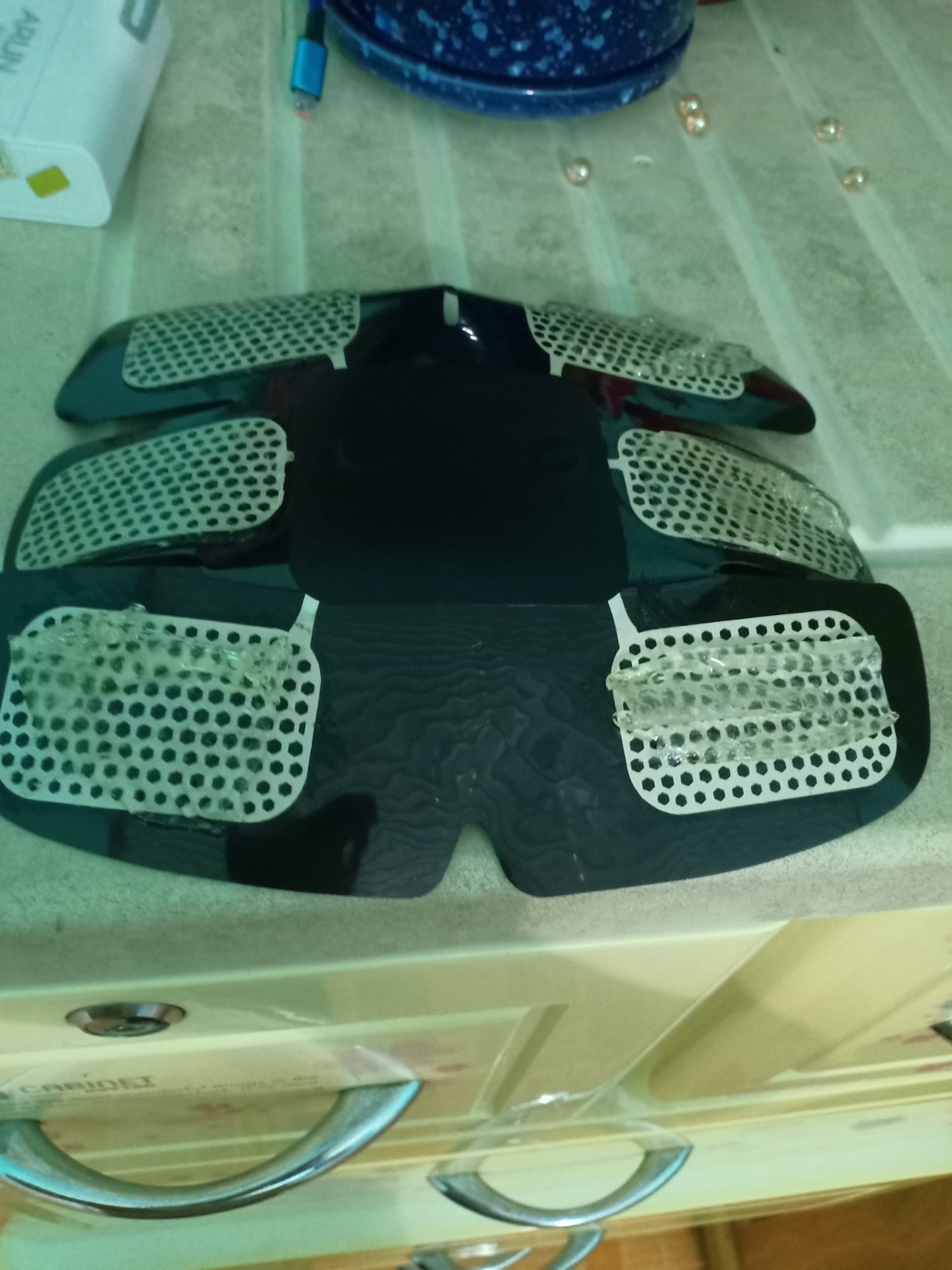 sản phẩm mới nhận hàng mới thử xài chưa được 4p lấy ra keo dính hết vào bụng ko còn dính vào miếng dán nữa yêu cầu đổi trả làm ăn kiểu này ai coi được