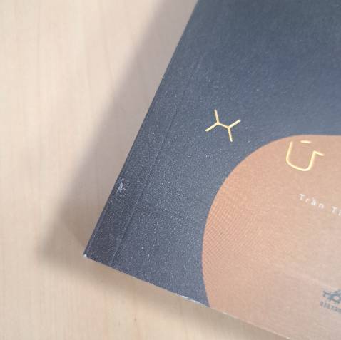 Đóng gói kỹ, sách đẹp dù bị cấn gáy và trầy 1 tẹo ở mặt trc, khổ sách mình ko ưng lắm nhưng bù lại chất lượng giấy, màu cùng các font chữ hài hòa.
Về nội dung thì Dune của Frank Herbert đã đc dành cho quá nhiều lời nhận xét mỹ miều r. Mình ko góp thêm gì ngoài lời khen. Quá chi tiết, quá đồ sộ và tuyệt vời, 1 tác phẩm tôn vinh trí tưởng tượng vượt tầm thời đại của tác giả.
Mong 6 cuốn gốc của tác giả đc dịch và xuất bản tiếp.