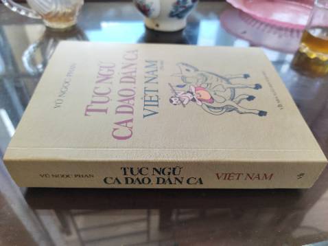 Giao hàng nhanh, bọc cẩn thận. Kể ra mà có kẹp giấy để biết đọc đến đâu thì tốt.