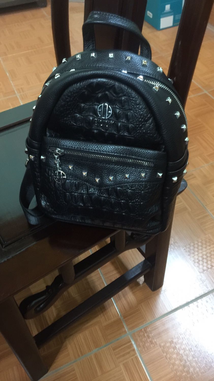 Mh thấy hàng giống ảnh thật, khoá kéo rất thích, giao hàng siêu nhanh. Nói chung là hài lòng lắm luôn!