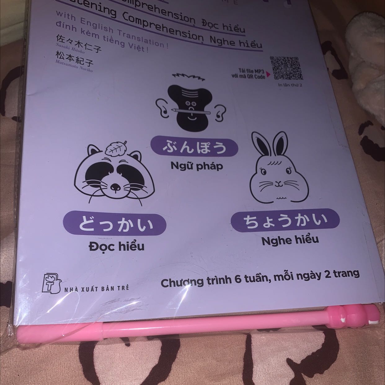 Sách cực xịn luôn á mng ui. Ship nhanh cực kì, còn được tặng cây bút mày hồng xinh xắn đáng iu cực kì. Giấy xịn lắm ạ. Chữ in rõ ràng mực đều màu rõ nét-không gì để chê.10đ ko nói nhiều