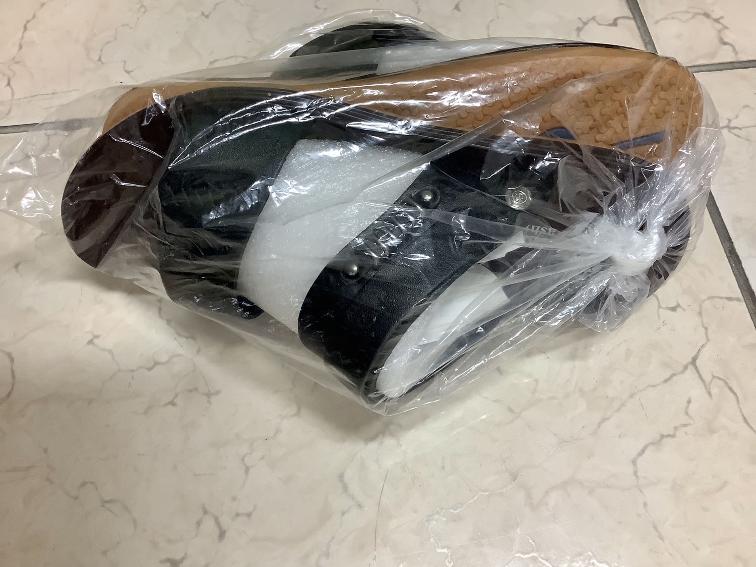 Hàng đặt màu nâu, giao hàng lại giao màu đen !
Yêu cầu đổi lại hàng màu nâu.