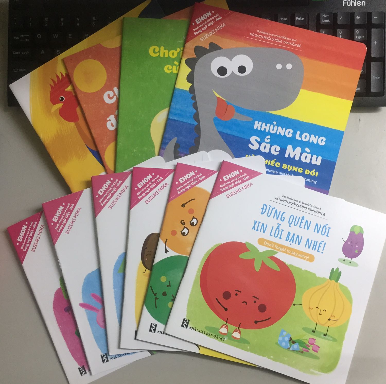 Bộ sách Ehon nuôi dưỡng tâm hồn trẻ thơ, bao gồm 10 quyển truyện ngắn được minh hoạ bằng hình ảnh với nội dung gần gũi, dễ hiểu với trẻ nhỏ. Bao gồm nhiều chủ đề khác nhau như màu sắc, hình khối, gia đình, cảm xúc... Thiết kế đẹp mắt và có video kèm theo giúp phụ huynh dễ dàng tương tác, hướng dẫn cho các bé