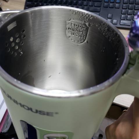 Ưu điểm:
- Màu sắc mint trang nhã, làm đẹp thêm không gian phòng
- Bình đun sôi nhanh, mất khoảng 4phút để làm sôi hơn nửa bình
- Chất liệu lớp bên trong là inox 304 an toàn, đúc liền đáy nên sẽ ko bị rò rỉ nước
- Giá thành phù hợp và cạnh trạnh so với các sp khác cùng loại
Điểm cần khắc phục:
- Nắp bình còn lỏng, khi đậy lại nếu ko để ý nắp rơi mạnh xuống, về lâu dài có thể làm hỏng phần gập, nên khi sử dụng chú ý đậy từ từ
- Phần thân và đế vẫn không khớp hoàn toàn, còn hơi lỏng lèo, có lẽ do cấu tạo về  chiều cao của bình cũng gây ảnh hưởng tới phần khớp này
- Không có vạch để dung tích dù có phần trong nhìn nước bên trong, những cũng còn mờ, chủ yếu thấy đèn led thôi