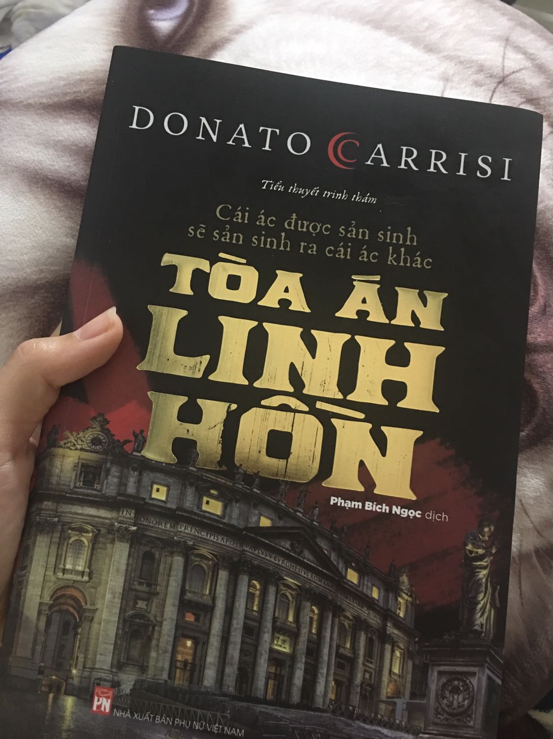 Tác giả dẫn dắt người đọc đi qua rất nhiều tình tiết lắt léo có vẻ rời rạc nhưng rồi cuối cùng lại có liên quan với nhau hết. Mình đã biết thêm nhiều khái niệm mới sau khi đọc quyển này ví dụ: linh mục ân giải, kẻ biến hình... 
Bề ngoài quyển sách giao cho mình còn nguyên vẹn, ko gấp gãy. OK nha.