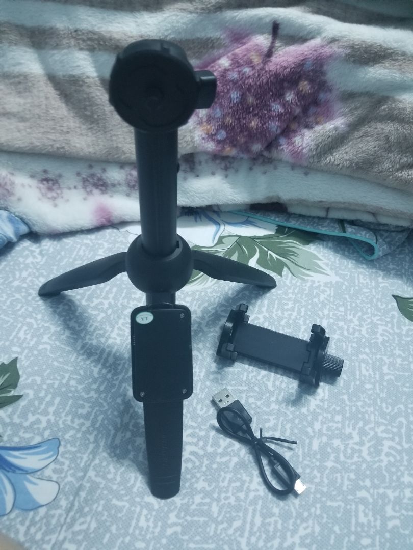 Mình đặt hàng trưa t7 lúc 18h thì giao nhanh là 8h30 có rồi.
Sản phẩm ok trong tầm giá này,chân đế do ko to nên việc đứng trên bề mặt gồ ghề dễ ngã là ko tránh khỏi.
Sản phẩm cầm rất chắc chắn,ko phải loại rẻ tiền nên mình thấy tốt.