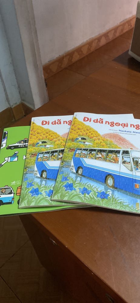 Tiki giao nhầm sách cho mình, bị thiếu cuốn xếp hàng làm gì thế, đi dã ngoại ngày mưa thì giao tận 2 cuốn. Đề nghị tiki liên hệ và đổi sách lại giúp mình