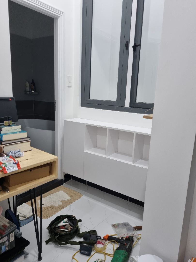 Tủ đẹp, chắc chắn, như hình, tiện dụng.
Mình liên hê SIBs đễ nhân viên lắp đặt giùm (có tính phí), nhân viên rất có tâm, lắp xo g là dọn ngăn nắp, mình có mua thêm kệ treo tường, khi khoan thì hơi trõa một miếng, sau đó bạn nv cũng lau chùi rồi trát sơn trắng lấp chỗ tróc luôn. Nói chung 100 đỉm cho chất lượng và dịch vụ ạ