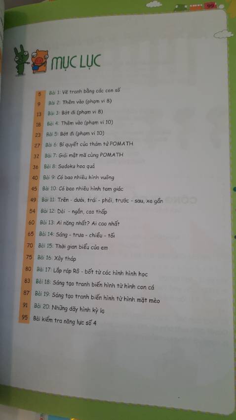 Tập 4 của bộ 6 cuốn PoMath - Toán tư duy này tiếp tục mở rộng phạm vi tư duy của trẻ tới thêm bớt ở phạm vi 10, các chiều không gian và cân nặng, thêm góc sáng tạo tranh biến hình, rồi cả giải Sudoku và mật mã.
Cuối sáng có chương cho cha mẹ kiểm tra lại kiến thức của trẻ, và 1 trang sticker để trẻ dùng cho sáng tạo nữa.
Nhìn chung các bậc phụ huynh nên sắm bộ này để học cùng các con.