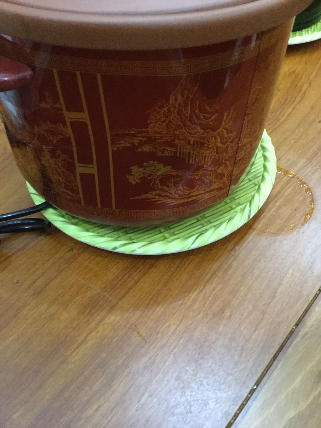 Vỏ nồi bị móp, mặc dù đóng gói cẩn thận. Điều đó chứng tỏ shop chọn cái bị móp giao cho khách hàng của mình. Bây giờ tính sao đây shop?