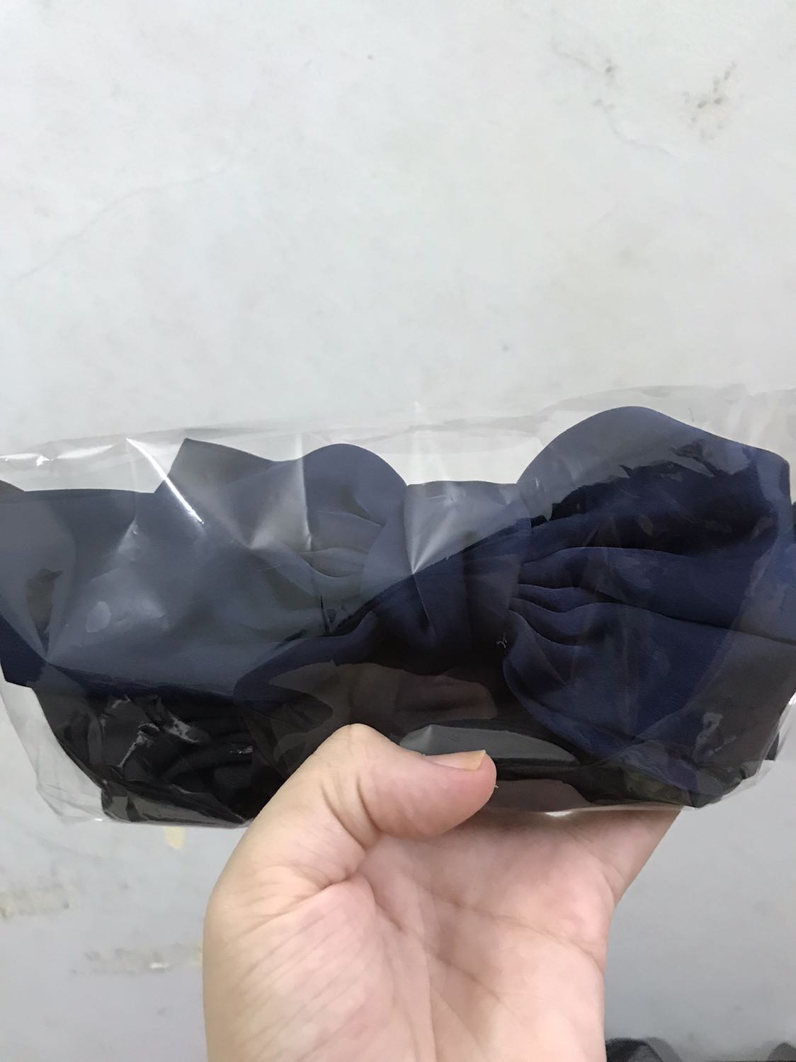 Chiếc màu đen còn bám
Keo khô khá là uổng vì tổng quan dáng chiếc nơ khá đẹp!!