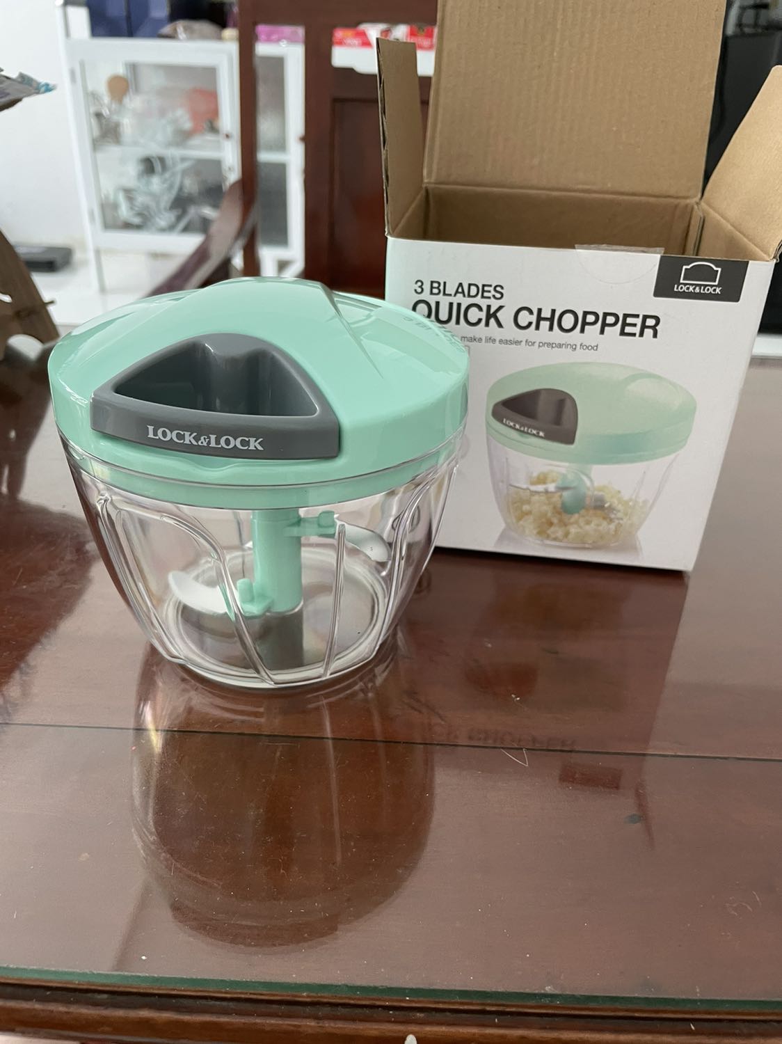 Mặc dù chạy bằng cơm nhưng quay hành, tỏi rất nhuyễn, dễ vệ sinh, đánh giá cao chất lượng
Nhưng vấn đề đáng nói ở đây là giao hàng lâu kinh khủng, đặt hàng từ 14/9 mà tới ngày 9/11 mới nhận được hàng, chưa bao giờ đặt 1 đơn hàng mà lâu như vậy, gần 2 tháng, xem lịch sử giao hàng thì thấy hàng cứ đứng yên 1 chỗ, mình bực mình ko huỷ đơn luôn để thử xem khi nào mới giao. Trong khi mình đặt 2 món cùng 1 lúc, cùng 1 store, mà tách ra làm 2 đơn, 1 đơn giao nhanh, 1 đơn gần 2 tháng. Phải nói đây là 1 trải nghiệm đặt hàng online khá tệ