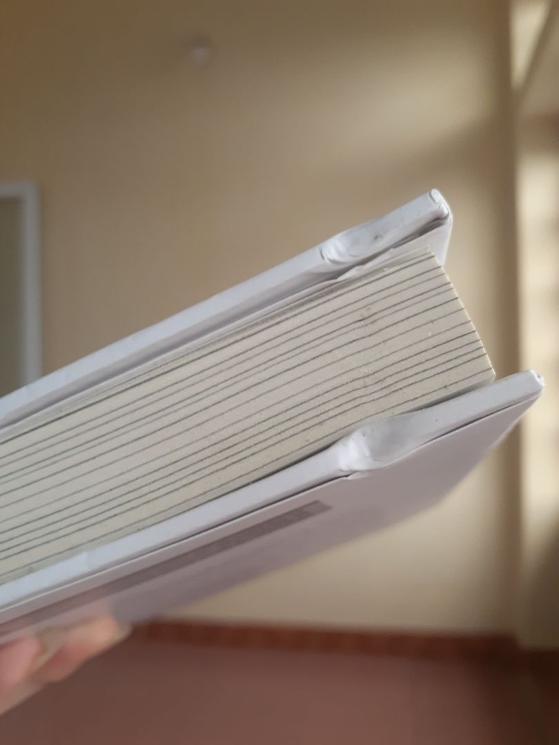 Vừa mua về mà sách đã bị thế này đây. Lần trước mua thì sách bị rách, đến quyển này thì gáy bị lõm thành thế này.  Cảm thấy tiki làm việc càng ngày càng chán.
được cái tiki giao hàng nhanh, anh shipper thân thiện.