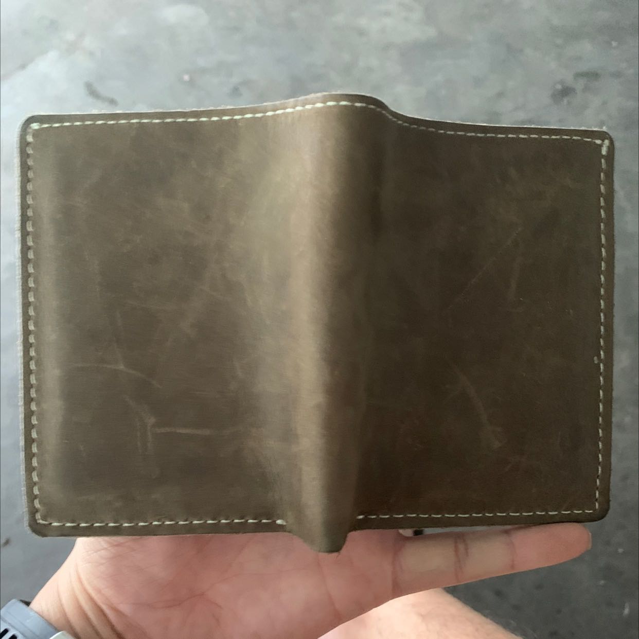 Ví này quảng cáo quá đà. Cào nhẹ vào thành vết xoa không hết được