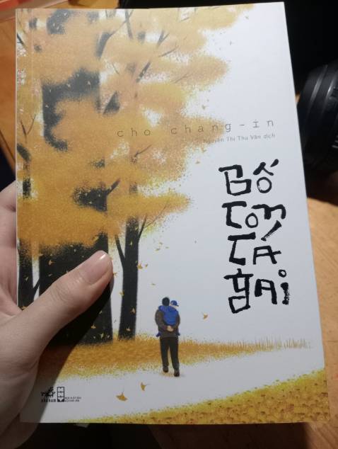 Cuốn này hot, ban đầu mình không tính mua nhưng có lần mình nghe một chị tóm tắt nhanh về cuốn này nghe hay với cả mình chưa có cuốn nào về tình phụ tử nên mua, xem như là đọc cho mình và hiểu cho bố