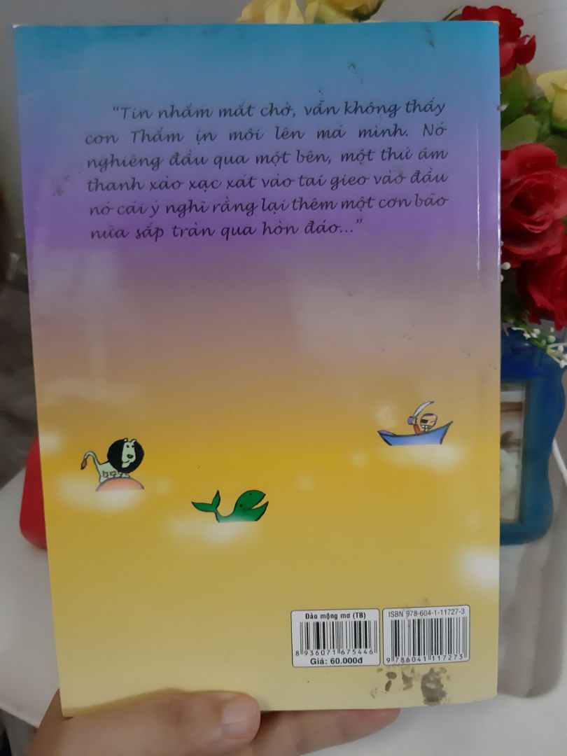 1. Mình rất hay mua sách trên Tiki nhưng lần đầu tiên nhận đc cuốn sách bìa cũ, bẩn như thế này.
2. Truyện Nguyễn Nhật Ánh rất hay.
3. Tiki giao hàg hỏa tốc luôn. Đơn tỉnh mà đặt hôm 30, 31 có hàg luôn.