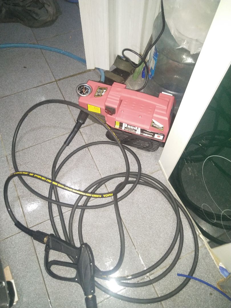 Tem dán bị bong gần rụng ra .dưới bụng máy có dầu nhớt sờ ướt tay chắc k phải dầu bảo quản .máy dùng mạnh.đủ phụ kiện như quảng cáo.  ok .bền thì chưa biết đc.