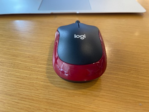 Mới dùng mà đã mỏi tay. Do chuột thiết kế không hợp lý, kích thước chiểu rộng chiều dài nhỏ mà chiều cao lớn không phù hợp 😂😂😂