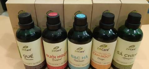 Mùi  thơm dịu dịu, hơi nồng, nguyên chất, không chứa hóa chất. Về cơ bản nhìn vào là đã có thiện cảm với thiết kế rồi, do tinh dầu nguyên chất phải đựng trong lọ thủy tinh có màu đục để tránh bị ánh nắng mặt trời làm hư, shop đã làm đúng khâu này.