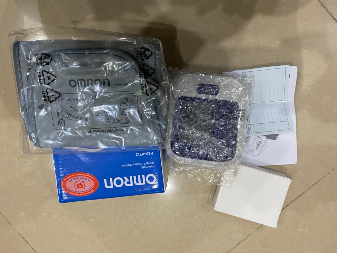 Giao hàng nhanh thật, đặt hàng 30 phút đã nhận được hàng, đóng gói cẩn thận, nhân viên giao hàng thân thiện. Nhận được hàng thấy rất yên tâm vì đầy đủ sản phẩm, quà tặng và giấy bảo hành.