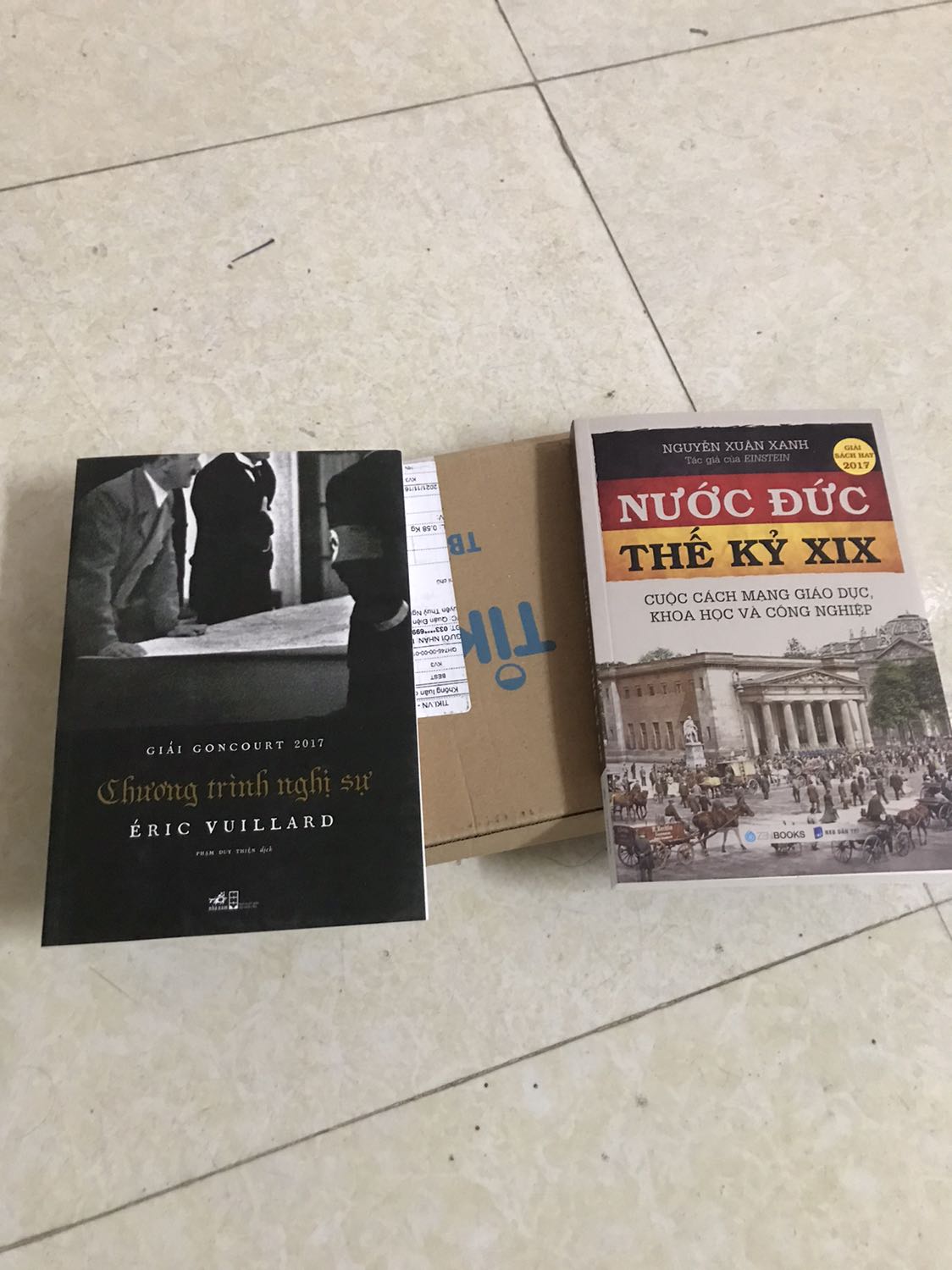 Sách hơi cũ và mỏng hơn mình nghĩ. Nhưng dù sao mua sale nên thấy cũng ổn