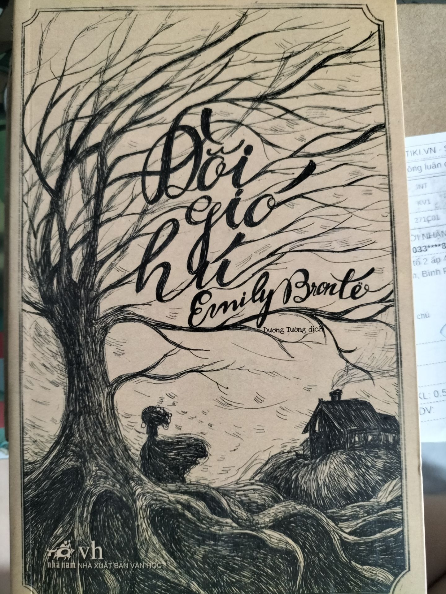 Về dịch vụ thì tiki giao hàng nhanh hơn cả mong đợi, shipper cũng rất nhiệt tình và dễ thương.
Về chất lượng sách thì mình thấy khá tốt, sách mới, tuy có vài chỗ bị gãy góc  có thể do lúc đóng gói nhưng không ảnh hưởng nhiều đến chất lượng sách.
Nội dung sách thì mình chưa đọc chỉ mới nghe review từ một vài bạn, nhưng nghe nói bản dịch của Nhã Nam là ổn nhất so với các bản dịch còn lại nên mình quyết định chọn quyển tái bản này.
Nhìn chung về tổng thể, mình cảm thấy rất ưng ý nên quyết định cho 5 sao cho lần đặt này.