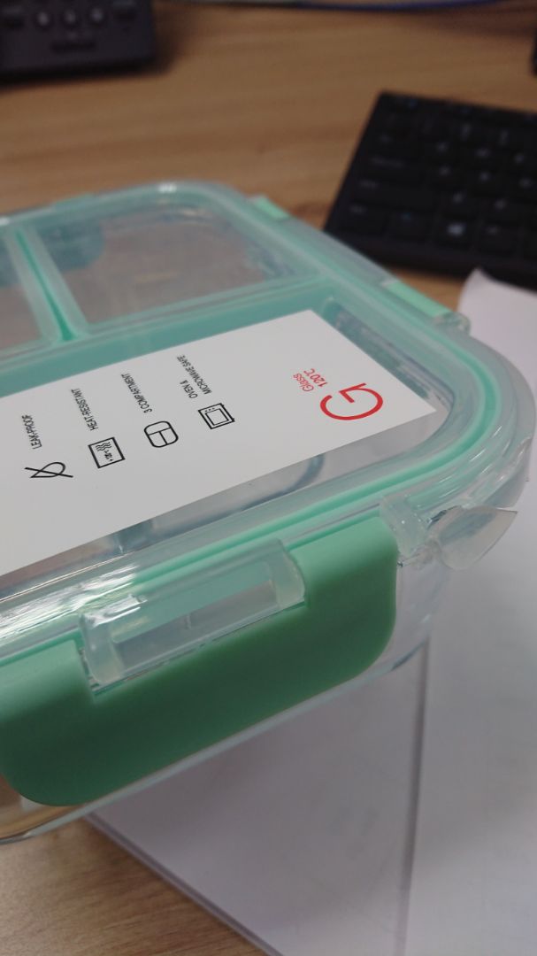 hộp khá xinh nhưng bị vỏ bị nứt mất rồi ạ, gần rơi ra luôn rồi. Tiki có hỗ trợ đổi hàng không ạ?