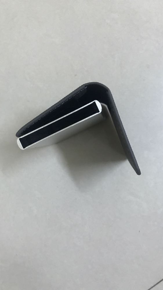 Ví rất là thời trang vỏ da bên ngoài, hộp nhôm bên trong rất tinh tế. Vỏ da có ngăn có thể đựng được tiền và giấy tờ nhỏ. Hộp đựng thẻ thì đụng thoải mái luôn. Vỏ dày chắc chắn nhưng khá là nhẹ vì làm bằng nhôm. Sản phẩm tốt